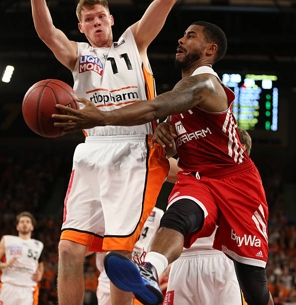 年也曾屡屡 年也曾屡屡