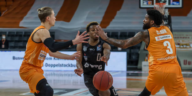 在他高触球 在他高触球